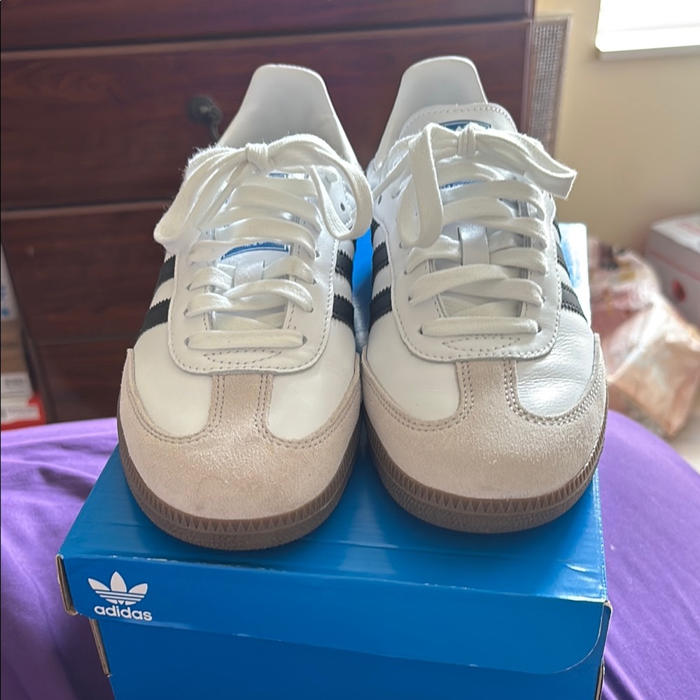 Adidas Classic White and Black Shoes - Picture 3 of 9